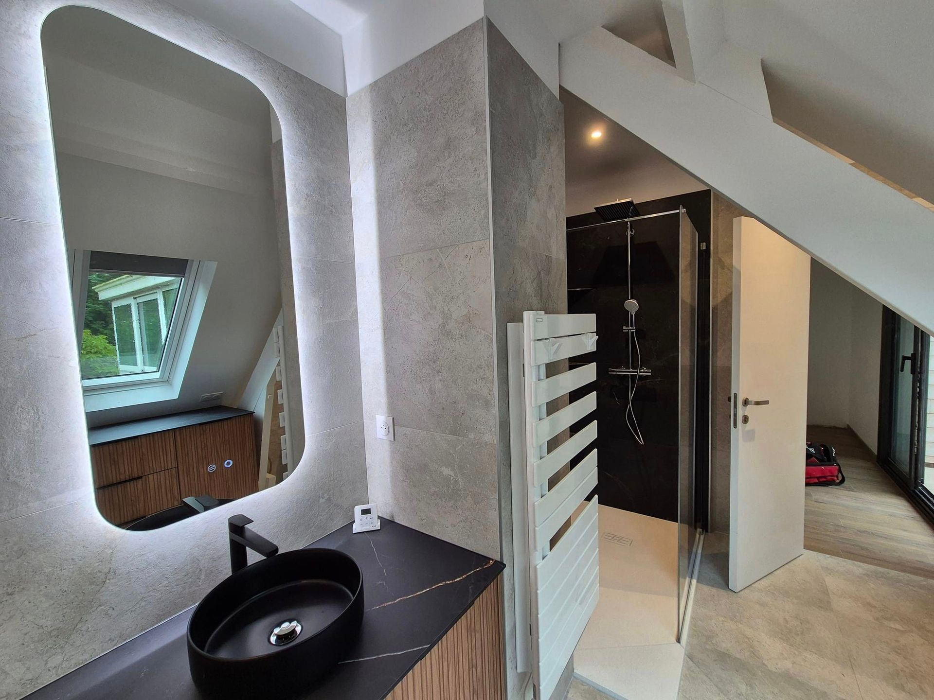 Installation électrique de salle de bain rénovée
