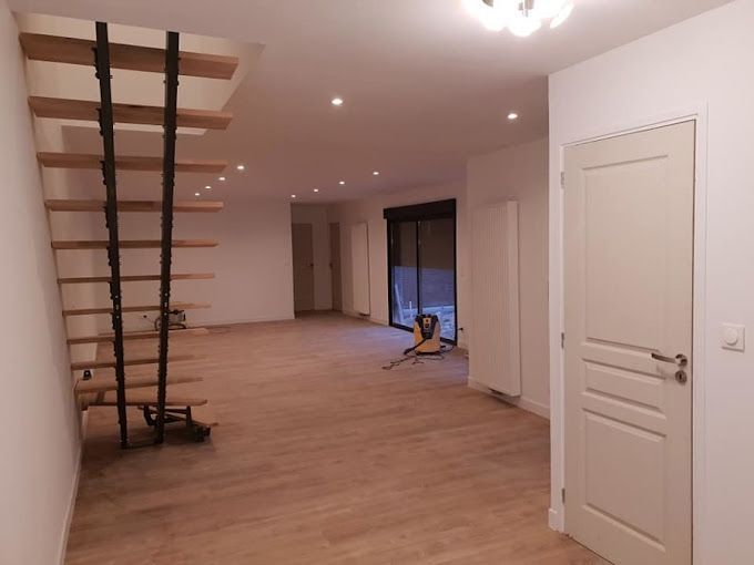 Éclairage de plafond et ventilation d'une grande pièce
